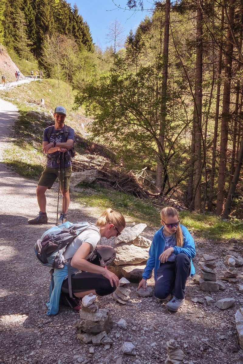 Wanderung Rohrkopfh�tte in Schwangau mit Sandra Bischof und Mathias Starzer - Kinder bauen Steint�rme am Weg